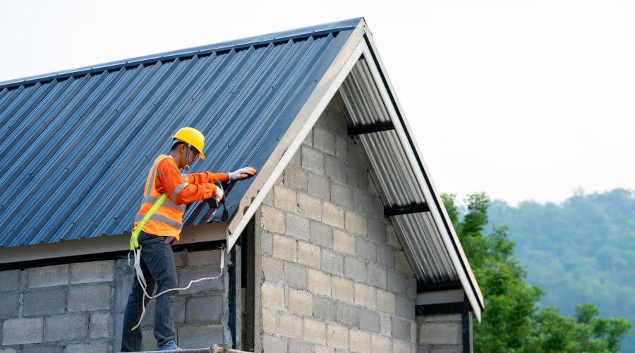 Professional gutter cleaning in Chili, WI